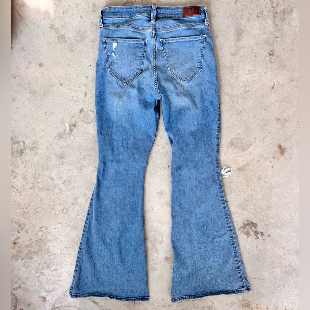 Hollister Distressed Curvy High Rise Flare Size 8/29S - Picture 7 of 10